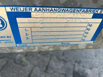 close-up van een metalen specificatieplaat