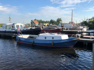meerdere boten aangemeerd in een haven