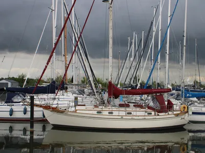 zeiljacht in een volle jachthaven