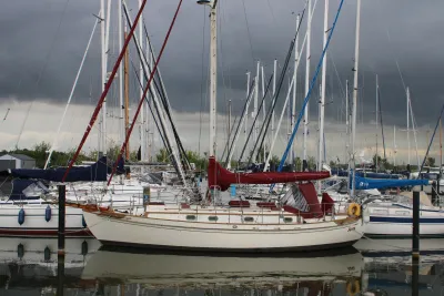 zeiljacht in een volle jachthaven