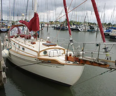 zeiljacht aangemeerd in een jachthaven