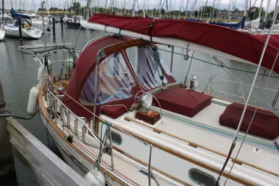 zeiljacht cockpit met bimini en grootzeil