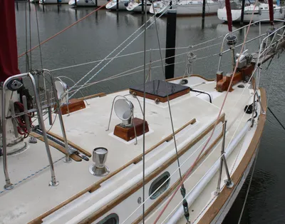 voordek van zeiljacht in jachthaven
