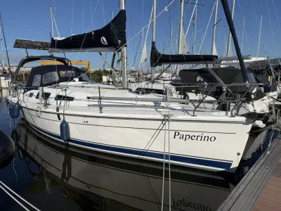 zeilboot aangemeerd in jachthaven