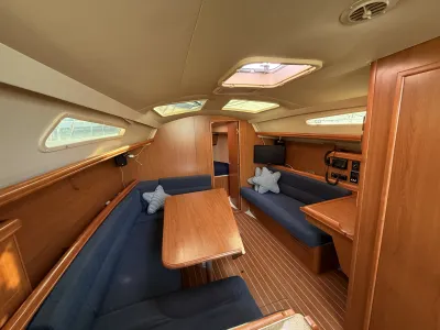 kajuitinterieur met dinette en kasten