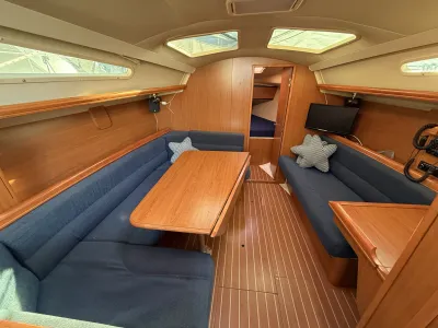 interieur zeiljacht met zithoek en eettafel