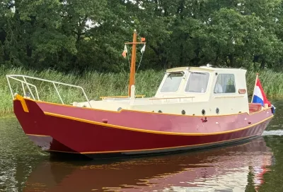 motorschouw in het water bij riet en bomen