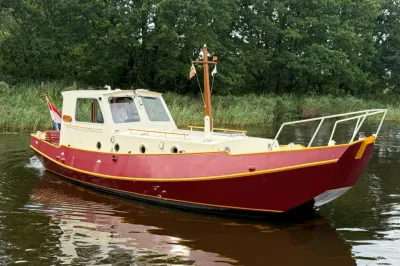 motorschouw op rustig water met bomen