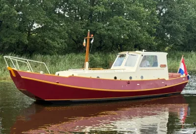 Motorschouw op rustig water bij boomrijke oever