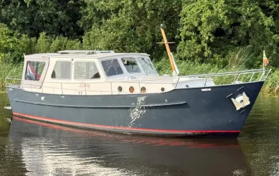 kajuitmotorboot op rustig water