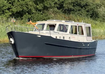 kajuitmotorboot op het water