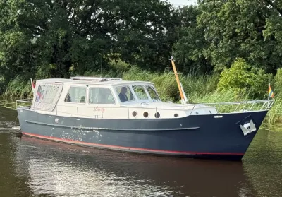 motorjacht op binnenwater langs bomen