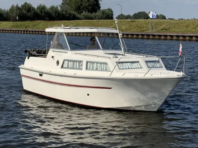 witte kajuitmotorboot op kanaal