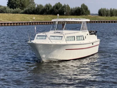 witte motorboot op water