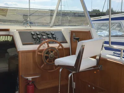 stuurstand en stoel van bootinterieur