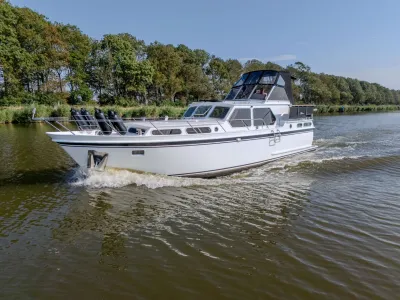 motorjacht varend op rivier