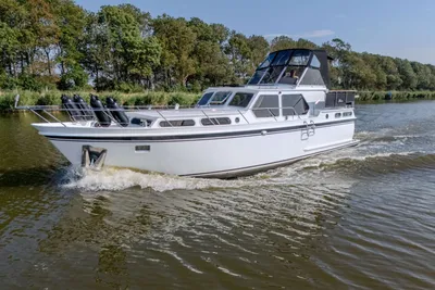 motorjacht varend op rivier