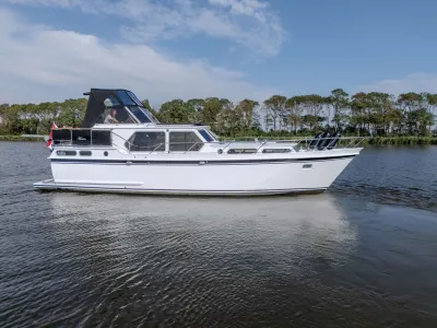 motorjacht op rustig water