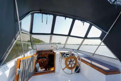 cockpit en stuurhut van motorjacht
