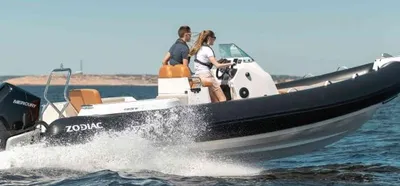 RIB met console en romp op het water