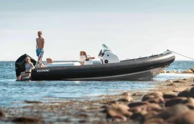 RIB-boot in ondiep water met twee personen
