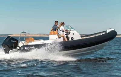 RIB op het water met stuur en passagiers