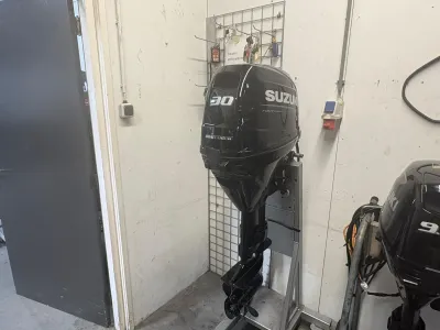 buitenboordmotor in werkplaats