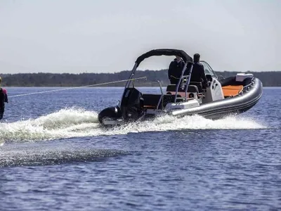 RIB trekt watersporter op open water