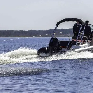 RIB trekt watersporter op open water