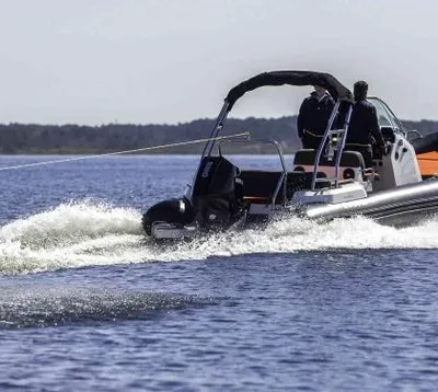 RIB trekt wakeboarder op open water