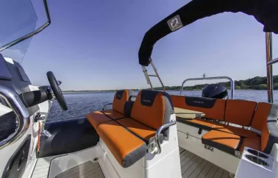 interieur van RIB met zitplaatsen en stuurconsole