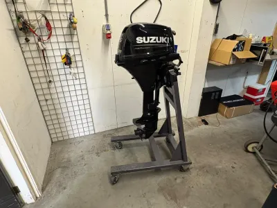 buitenboordmotor in werkplaats