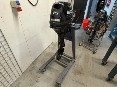 buitenboordmotor op standaard in werkplaats