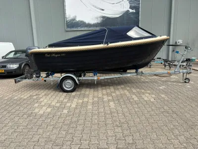 sloep op trailer bij gebouw