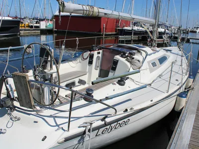 zeiljacht aangemeerd in jachthaven