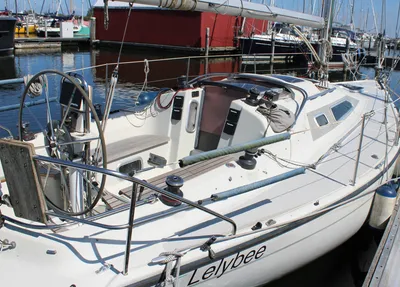 zeiljacht aangemeerd in jachthaven