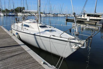 zeilboot aangemeerd in jachthaven
