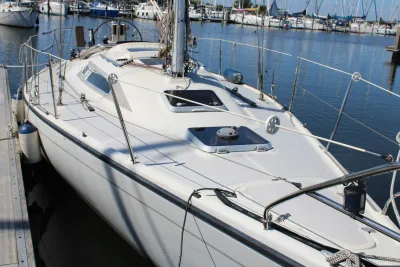 zeilboot met dek en kajuit in haven