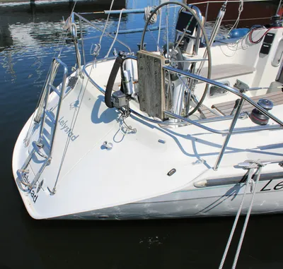 achtersteven van zeilboot in jachthaven