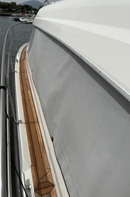 zijaanzicht teak loopplank en romp