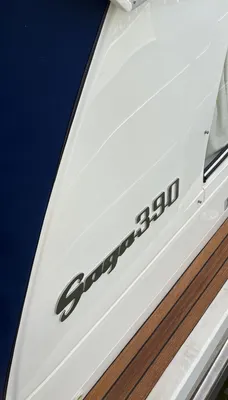 zijaanzicht van bootromp en teak loopplank