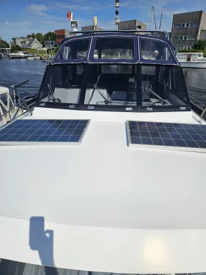 Voordek en stuurhut van motorjacht