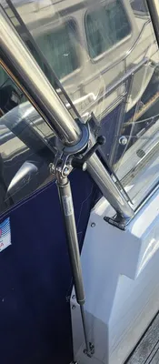 gedeelte van dek en reling van motorjacht