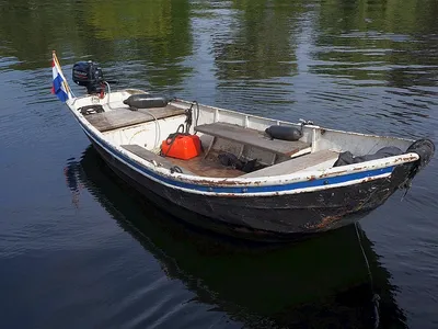 kleine open stalen vlet op rustig water