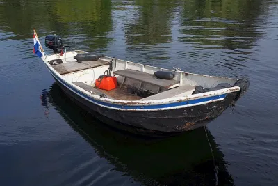 kleine open stalen vlet op rustig water