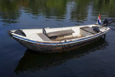 stalen schippersvlet op stil water