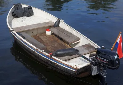 open stalen vlet op rustig water