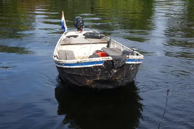 kleine stalen vlet op rustig water