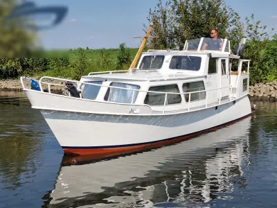 wit motorjacht op rustig water