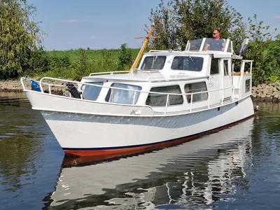 wit motorjacht op rustig water